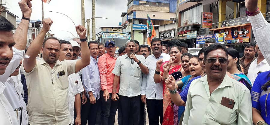 ಸಾಗರ ನಗರವ್ಯಾಪ್ತಿಯಲ್ಲಿನ ರಸ್ತೆಗಳ ಹೊಂಡ ಗುಂಡಿಗಳನ್ನು ಮುಚ್ಚುವಂತೆ ಒತ್ತಾಯಿಸಿ ಬಿಜೆಪಿ ಕಾರ್ಯಕರ್ತರು ಬುಧವಾರ ಅಂಬೇಡ್ಕರ್ ವೃತ್ತದಲ್ಲಿ ರಸ್ತೆ ತಡೆ ಚಳವಳಿ ನಡೆಸಿದರು.