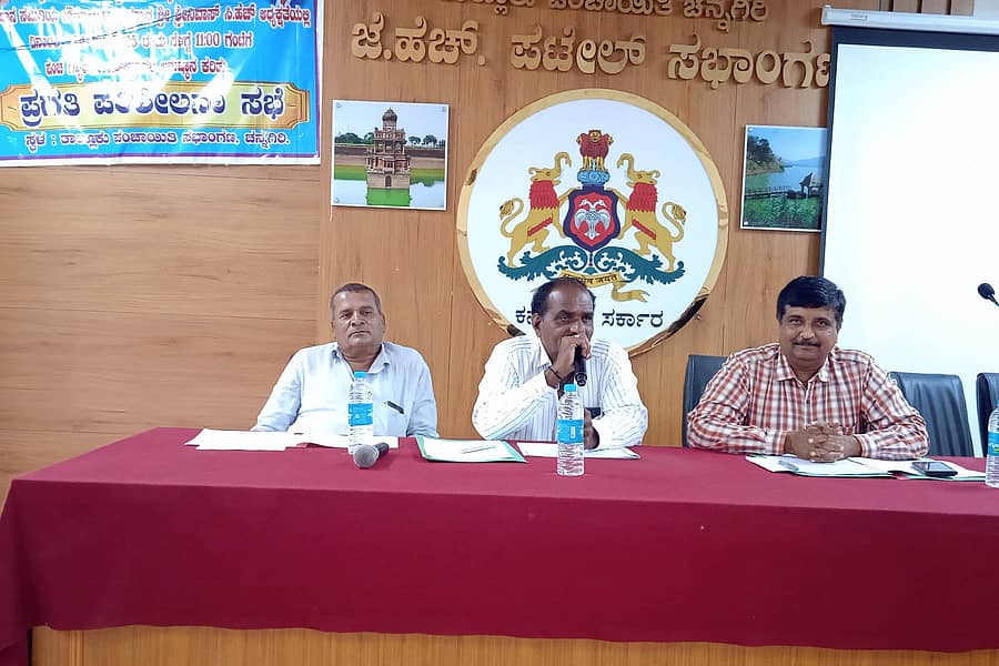 ಚನ್ನಗಿರಿಯ ತಾಲ್ಲೂಕು ಪಂಚಾಯಿತಿ ಸಭಾಂಗಣದಲ್ಲಿ ಬುಧವಾರ ನಡೆದ ಸಭೆಯಲ್ಲಿ ಅಧ್ಯಕ್ಷ ಸಿ.ಎಚ್. ಶ್ರೀನಿವಾಸ್ ಮಾತನಾಡಿದರು