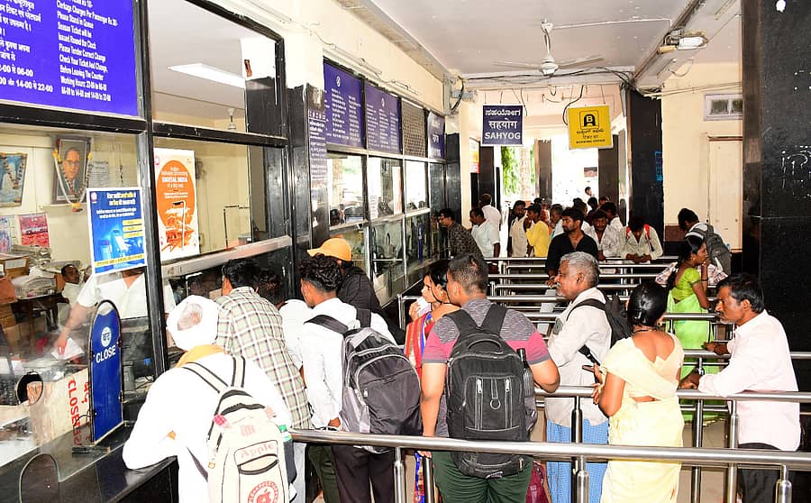 <div class="paragraphs"><p>ಕಲಬುರಗಿ ರೈಲ್ವೆ ನಿಲ್ದಾಣದಲ್ಲಿ ರೈಲು ಸೇವೆಗಳ ಬಗೆಗೆ ವಿಚಾರಿಸುತ್ತಿರುವ ಪ್ರಯಾಣಿಕರು</p></div>