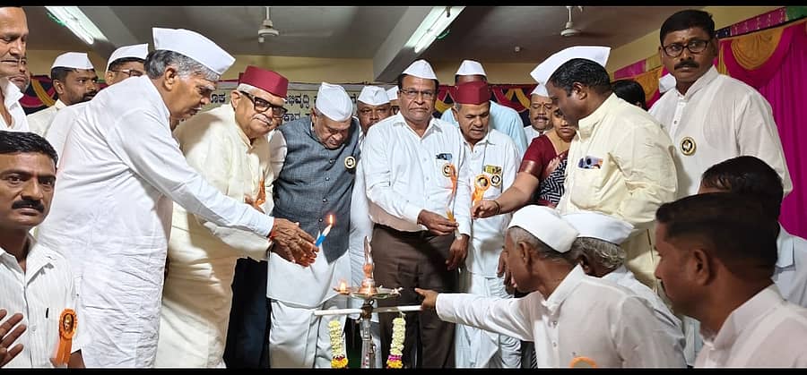 ರೋಣ ಪಟ್ಟಣದ ಗುರುಭವನದಲ್ಲಿ ತಾಲ್ಲೂಕು ಬಣಜಿಗ ಕ್ಷೇಮಾಭಿವೃದ್ಧಿ ಪತ್ತಿನ ಸಹಕಾರ ಸಂಘದ ವಾರ್ಷಿಕ ಸರ್ವಸಾಧಾರಣ ಸಭೆಯನ್ನು ಗಣ್ಯರು ಉದ್ಘಾಟಿಸಿದರು