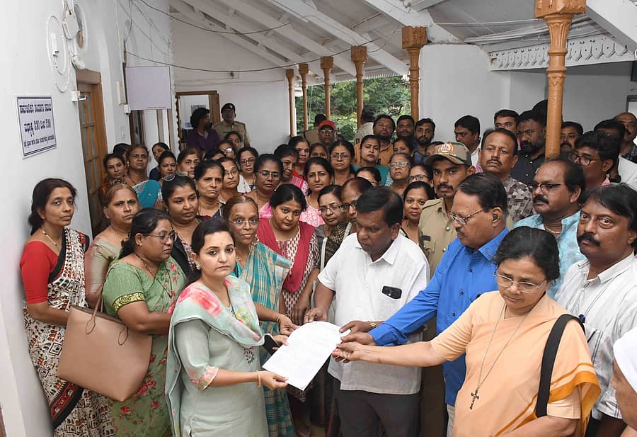 ಧಾರವಾಡದ ಜಿಲ್ಲಾಧಿಕಾರಿ ಕಚೇರಿಯಲ್ಲಿ ಬುಧವಾರ ಜಿಲ್ಲಾಧಿಕಾರಿ ದಿವ್ಯಪ್ರಭು ಅವರಿಗೆ ವಿಲ್ಸನ್ ಜೆ. ಮೈಲಿ ಅವರು ಮನವಿ ಸಲ್ಲಿಸಿದರು