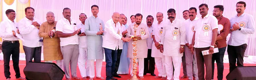 ಬೈಲಹೊಂಗಲ ಶ್ರೀ ಸೋಮೇಶ್ವರ ಸಹಕಾರಿ ಸಕ್ಕರೆ ಕಾರ್ಖಾನೆ 2024-25ನೇ ಸಾಲಿನ ವಾರ್ಷಿಕ ಮಹಾಸಭೆಯನ್ನು ಅಧ್ಯಕ್ಷ ಬಸವರಾಜ ಬಾಳೇಕುಂದರಗಿ ಉದ್ಘಾಟಿಸಿದರು