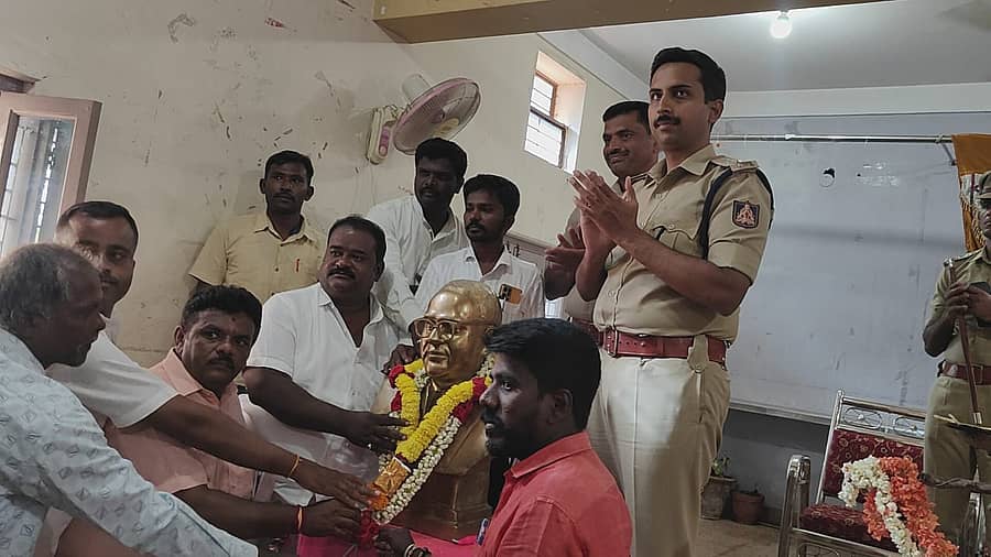 ಚಿಕ್ಕಬಳ್ಳಾಪುರದಲ್ಲಿ ನಡೆದ ಪರಿಶಿಷ್ಟ ಜಾತಿ ಮತ್ತು ಪಂಗಡಗಳ ಕುಂದು ಕೊರತೆ ಸಭೆಯನ್ನು ಎಸ್ಪಿ ಹಾಗೂ ಮುಖಂಡರು ಉದ್ಘಾಟಿಸಿದರು