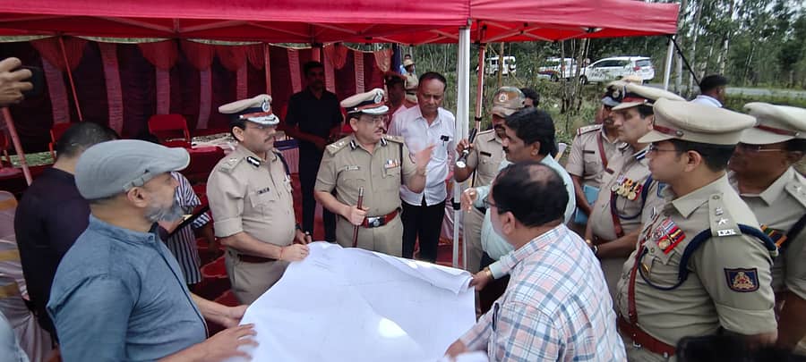 ಕೆಜಿಎಫ್‌ ಉದ್ದೇಶಿತ ಭಾರತೀಯ ರಿಜರ್ವ್‌ ಬೆಟಾಲಿಯನ್‌ ಪ್ರದೇಶಕ್ಕೆ ಬುಧವಾರ ಭೇಟಿ ನೀಡಿದ ಪೊಲೀಸ್‌ ಮಹಾ ನಿರ್ದೇಶಕ ಡಾ.ಎಂ.ವಿ. ಸಲೀಂ