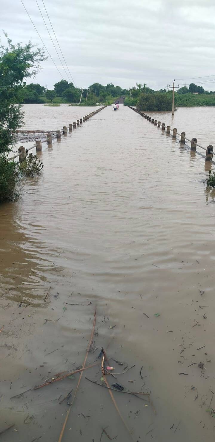 ಜೇವರ್ಗಿ ತಾಲ್ಲೂಕಿನ ಕಟ್ಟಿಸಂಗಾವಿ ಬಳಿ ಹಳ್ಳದ ಸೇತುವೆ ಸಂಪೂರ್ಣ ಜಲಾವೃತಗೊಂಡಿರುವುದು