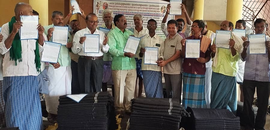 ಚಳ್ಳಕೆರೆ ನಗರದ ಕಂಬಳಿ ಮಾರುಕಟ್ಟೆಯಲ್ಲಿ ಕುರುಬ ಸಮುದಾಯದ ಪದಾಧಿಕಾರಿಗಳು ಬುಧವಾರ ಕರಪತ್ರ ಪ್ರದರ್ಶಿಸಿದರು