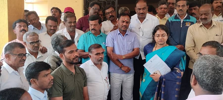 ದೊಡ್ಡಬಳ್ಳಾಪುರದಲ್ಲಿ ಸಾಮಾಜಿಕ ಮತ್ತು ಶೈಕ್ಷಣಿಕ ಸಮೀಕ್ಷೆ ಕಾರ್ಯಕ್ಕೆ ಶಿಕ್ಷಕರಿಗೆ ಮನೆಗಳ ಹಂಚಿಕೆಯನ್ನು ವೈಜ್ಞಾನಿಕವಾಗಿ ನಿಯೋಜಿಸಬೇಕೆಂದು ಶಿಕ್ಷಕರು ಉಪವಿಭಾಗಾಧಿಕಾರಿ ಎನ್.ದುರ್ಗಾಶ್ರೀ ಅವರಿಗೆ ಮನವಿ ಮಾಡಿದರು