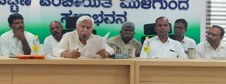 ಮುಳಗುಂದ ಪಟ್ಟಣ ಪಂಚಾಯ್ತಿ ಸಭಾ ಭವನದಲ್ಲಿ ಸಚಿವ ಎಚ್.ಕೆ.ಪಾಟೀಲ ಅವರು ರೈತರಿಂದ ಮನವಿ ಸ್ವೀಕರಿಸಿ ಮಾತನಾಡಿದರು.