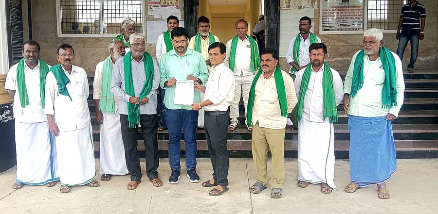 ಮೊಳಕಾಲ್ಮುರಿನಲ್ಲಿ ರೈತಸಂಘ ಹಾಗೂ ಹಸಿರುಸೇನೆ ಕಾರ್ಯಕರ್ತರು ಬುಧವಾರ ಪ್ರತಿಭಟನೆ ನಡೆಸಿ ಮನವಿ ಸಲ್ಲಿಸಿದರು