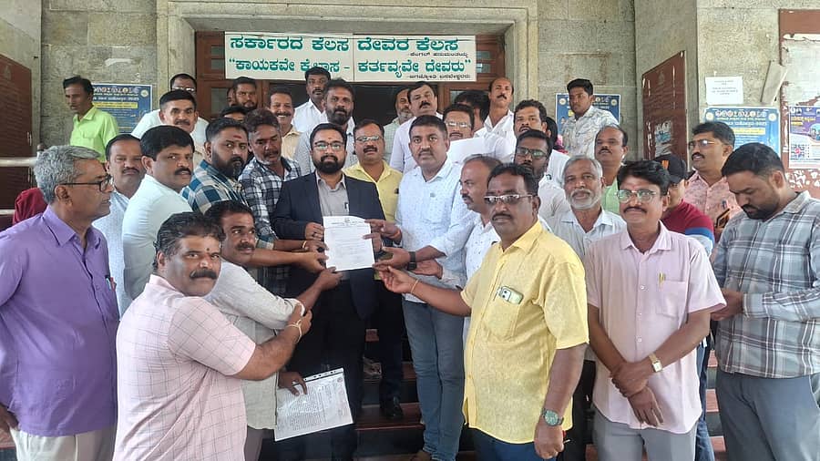 ಸಾಮಾಜಿಕ, ಶೈಕ್ಷಣಿಕ ಹಾಗೂ ಆರ್ಥಿಕ ಸಮೀಕ್ಷೆಯಲ್ಲಿ ಪಾಲ್ಗೊಂಡಿರುವ ಸಮೀಕ್ಷೆದಾರರಿಗೆ ಸ್ಥಳ ಬದಲಾವಣೆ ಸೇರಿದಂತೆ ವಿವಿಧ ಬೇಡಿಕೆಗಳ ಈಡೇರಿಕೆಗೆ ಒತ್ತಾಯಿಸಿ, ಬೆಂಗಳೂರು ದಕ್ಷಿಣ ಜಿಲ್ಲಾ ಸರ್ಕಾರಿ ನೌಕರರ ಸಂಘದ ಪದಾಧಿಕಾರಿಗಳು ರಾಮನಗರದಲ್ಲಿ ಬುಧವಾರ ಉಪ ವಿಭಾಗಾಧಿಕಾರಿ ಬಿನೋಯ್ ಅವರಿಗೆ ಮನವಿ ಸಲ್ಲಿಸಿದರು. ಸಂಘದ ಜಿಲ್ಲಾಧ್ಯಕ್ಷ ಕೆ. ಸತೀಶ್ ಹಾಗೂ ಇತರರು ಇದ್ದಾರೆ