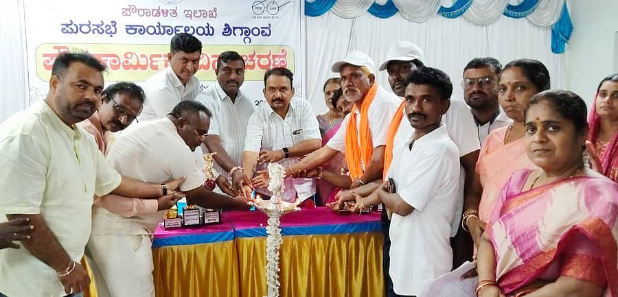 ಶಿಗ್ಗಾವಿ ಪಟ್ಟಣದ ಪುರಸಭೆ ಆವರಣದಲ್ಲಿ ಮಂಗಳವಾರ ನಡೆದ ಪೌರಕಾರ್ಮಿಕರ ದಿನ ಕಾರ್ಯಕ್ರಮವನ್ನು ಪುರಸಭೆ ಅಧ್ಯಕ್ಷ ಸಿದ್ದಾರ್ಥಗೌಡ ಪಾಟೀಲ ಉದ್ಘಾಟಿಸಿದರು