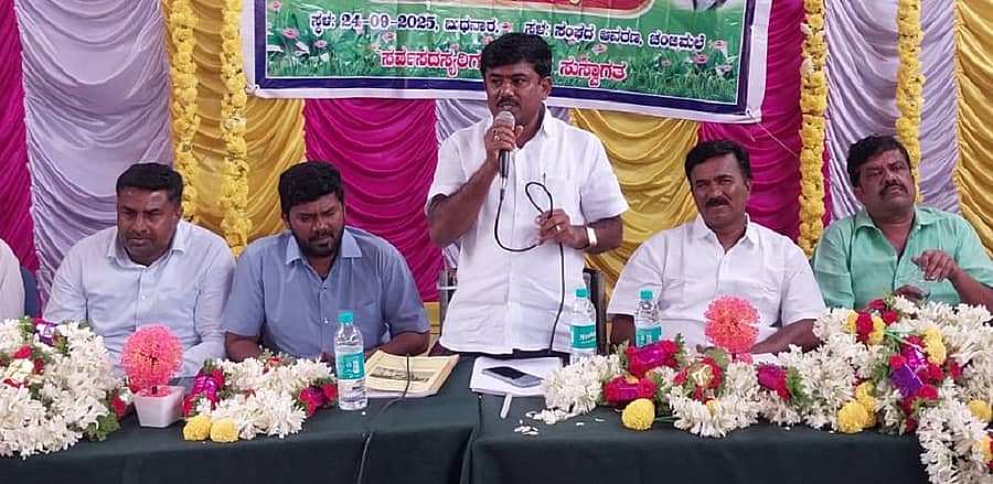 ಕೋಲಾರ ತಾಲ್ಲೂಕಿನ ಚಂಜಿಮಲೆ ಹಾಲು ಉತ್ಪಾದಕರ ಸಂಘದ ಸಭೆಯಲ್ಲಿ ಕೋಮುಲ್ ನಿರ್ದೇಶಕ ಚಂಜಿಮಲೆ ಬಿ.ರಮೇಶ್ ಮಾತನಾಡಿದರು