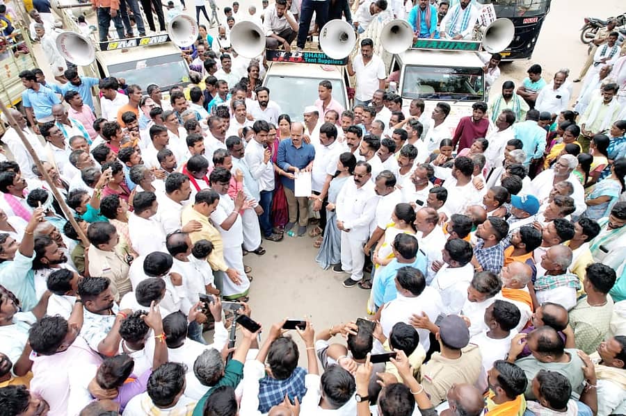 ಕುರುಬ ಸಮುದಾಯವನ್ನು ಎಸ್‌ಟಿಗೆ ಸೇರಿಸುವ ಪ್ರಸ್ತಾವವನ್ನು ವಿರೋಧಿಸಿ ವಿಜಯನಗರ ಜಿಲ್ಲೆಯ ಹರಪನಹಳ್ಳಿಯಲ್ಲಿ ಬುಧವಾರ ವಾಲ್ಮೀಕಿ ನಾಯಕ ಸಮಾಜದಿಂದ ಪ್ರತಿಭಟನೆ ನಡೆಯಿತು  –ಪ್ರಜಾವಾಣಿ ಚಿತ್ರ
