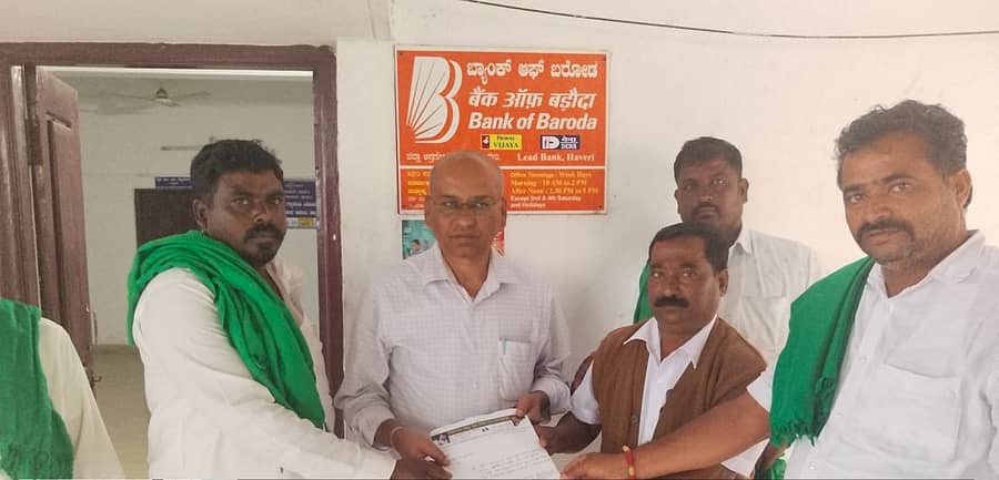 ‘ಯೂನಿಯನ್ ಬ್ಯಾಂಕ್ ಆಫ್ ಇಂಡಿಯಾ ಜೊತೆಯಲ್ಲಿ ಕಾರ್ಪೊರೇಷನ್ ಬ್ಯಾಂಕ್ನ್ನು ವಿಲೀನಗೊಳಿಸಲಾಗಿದ್ದು, ಇದರಿಂದಾಗಿ ರೈತರಿಗೆ ಅನ್ಯಾಯವಾಗುತ್ತಿದೆ’ ಎಂದು ಆರೋಪಿಸಿ ಜಿಲ್ಲಾ ಲೀಡ್ ಬ್ಯಾಂಕ್ (ಬ್ಯಾಂಕ್ ಆಫ್ ಬರೋಡಾ) ವ್ಯವಸ್ಥಾಪಕರಿಗೆ ಸಂತ್ರಸ್ತ ರೈತರು ಬುಧವಾರ ಮನವಿ ಸಲ್ಲಿಸಿದರು