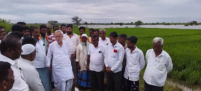 ವಡಗೇರಾ ತಾಲ್ಲೂಕಿನ ನಾಯ್ಕಲ್ ಗ್ರಾಮದ ಹೊರ ಭಾಗದಲ್ಲಿ ಭೀಮಾನದಿ ಹಿನ್ನಿರು ನುಗ್ಗಿ ಭತ್ತ ಹಾಗೂ ಹತ್ತಿ ಬೆಳೆ ಹಾನಿಯಾದ ಜಮೀನುಗಳಿಗೆ ಶಾಸಕ ಚನ್ನಾರೆಡ್ಡಿ ಪಾಟೀಲ ತುನ್ನೂರು ಭೇಟಿ ನೀಡಿದ ನಂತರ ರೈತರ ಸಮಸ್ಯೆಯನ್ನು ಆಲಿಸಿದರು.