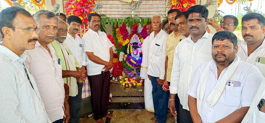 ದೊಡ್ಡಚೊಕ್ಕಂಡಹಳ್ಳಿ ಗ್ರಾಮದ ಗಂಗಾದೇವಿ ದೇವಾಲಯದಲ್ಲಿ ನಡೆದ ಪೂಜಾ ಕಾರ್ಯಕ್ರಮದಲ್ಲಿ ಶಾಸಕ ಬಿ.ಎನ್.ರವಿಕುಮಾರ್ ಭಾಗವಹಿಸಿದ್ದರು