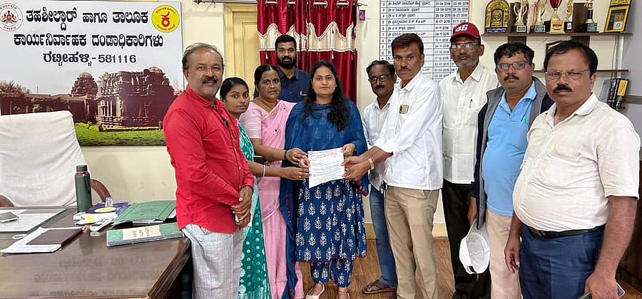ತಾಂತ್ರಿಕ ಸಮಸ್ಯೆಗಳನ್ನು ಸರಿಪಡಿಸುವವರೆಗೆ ಸಾಮಾಜಿಕ– ಶೈಕ್ಷಣಿಕ ಸಮೀಕ್ಷೆಯನ್ನು ಮುಂದೂಡಬೇಕೆಂದು ಆಗ್ರಹಿಸಿ ಕರ್ನಾಟಕ ರಾಜ್ಯ ಪ್ರಾಥಮಿಕ ಶಿಕ್ಷಕರ ಸಂಘದ ರಟ್ಟೀಹಳ್ಳಿ ತಾಲ್ಲೂಕು ಘಟಕದ ಸದಸ್ಯರು ಬುಧವಾರ ತಹಶೀಲ್ದಾರ್‌ ಶ್ವೇತಾ ಅಮರಾವತಿ ಅವರಿಗೆ ಮನವಿ ಸಲ್ಲಿಸಿದರು