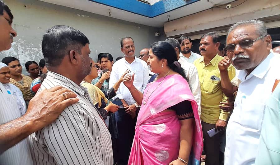 ಫೋಟೋ:24-ಎಂ.ಬಿ.ಎಲ್01 ಮುದ್ದೇಬಿಹಾಳ ಪಟ್ದಣದ ಹಿಂದುಳಿದ ವರ್ಗಗಳ ಕಲ್ಯಾಣ ಇಲಾಖೆಯ ವಿಸ್ತೀರ್ಣಾಧಿಕಾರಿಗಳ ಕಚೇರಿಗೆ ಬುಧವಾರ ಭೇಟಿ ನೀಡಿದ್ದ ತಹಸೀಲ್ದಾರ್ ಕೀರ್ತಿ ಚಾಲಕ ಸಾಮಾಜಿ ಹಾಗೂ ಆರ್ಥಿಕ ಸಮೀಕ್ಷೆಗೆ ನಿಯೋಜಿಸಿದ ಸಮೀಕ್ಷೆದಾರರ ಸಮಸ್ಯೆ ಆಲಿಸಿದರು.