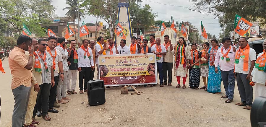 ‘ರಾಜ್ಯದ ಬಹುತೇಕ ರಸ್ತೆಗಳಲ್ಲಿ ಗುಂಡಿಗಳು ಬಿದ್ದಿದ್ದು, ಗುಂಡಿ ಮುಚ್ಚಿಸುವಲ್ಲಿ ರಾಜ್ಯ ಸರ್ಕಾರ ವಿಫಲವಾಗಿದೆ’ ಎಂದು ಆರೋಪಿಸಿ ಬಿಜೆಪಿ ಕಾರ್ಯಕರ್ತರು ಹಾವೇರಿಯ ಜಿ.ಎಚ್. ಪಟೇಲ್ ವೃತ್ತದಲ್ಲಿ ಬುಧವಾರ ಪ್ರತಿಭಟನೆ ನಡೆಸಿದರು