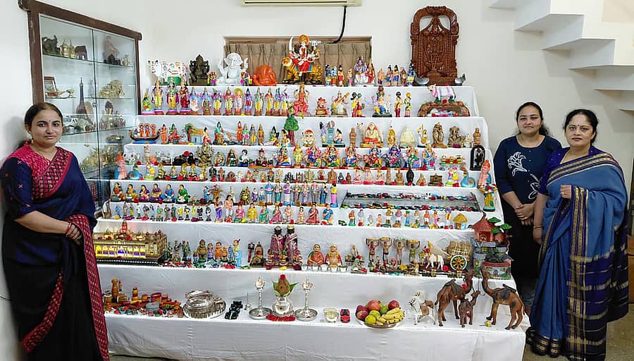 ಶಿಡ್ಲಘಟ್ಟ ತಾಲ್ಲೂಕಿನ ಮೇಲೂರಿನ ಎಂ.ಕೆ.ರವಿ ಪ್ರಸಾದ್ ಅವರ ಮನೆಯಲ್ಲಿ ಗೊಂಬೆ ಹಬ್ಬದ ಸಂಭ್ರಮ