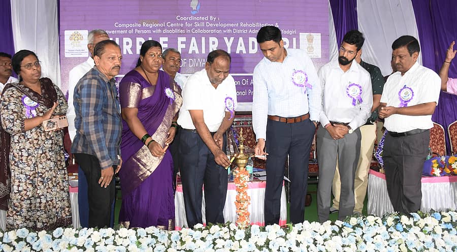 ಯಾದಗಿರಿಯಲ್ಲಿ ಬುಧವಾರ ನಡೆದ ಅಂಗವಿಕಲರ ನೇರಳ ಮೇಳಕ್ಕೆ ಜಿಲ್ಲಾಧಿಕಾರಿ ಹರ್ಷಲ್ ಭೋಯರ್ ಅವರು ಚಾಲನೆ ನೀಡಿದರು. ಅಧಿಕಾರಿಗಳು ಉಪಸ್ಥಿತರಿದ್ದರು