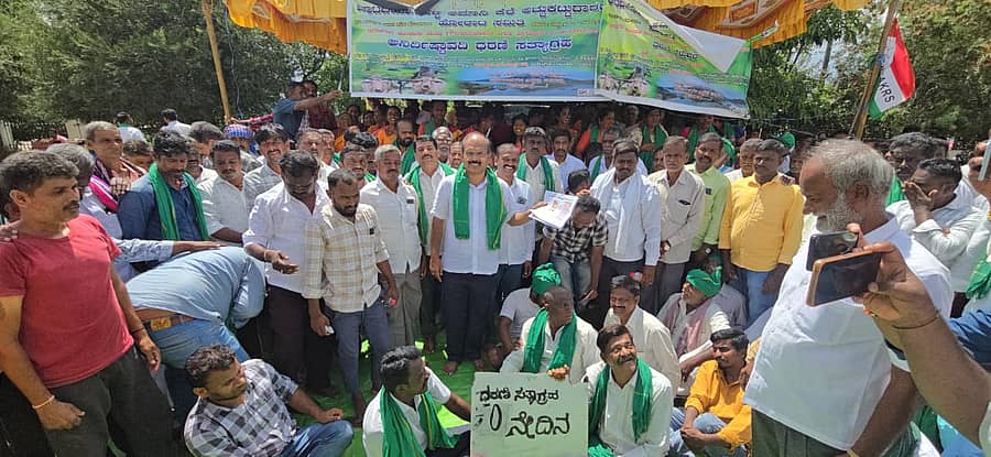 ಗೌರಿಬಿದನೂರು ತಾಲ್ಲೂಕು ಆಡಳಿತ ಸೌಧದ ಮುಂಭಾಗದಲ್ಲಿ ವಾಟದಹೊಸಹಳ್ಳಿ ರೈತರು ನಡೆಸುತ್ತಿರುವ ಪ್ರತಿಭಟನೆಗೆ ಜಿಲ್ಲಾ ಪಂಚಾಯಿತಿ ಮಾಜಿ ಅಧ್ಯಕ್ಷ ಎಚ್.ವಿ ಮಂಜುನಾಥ್ ಬೆಂಬಲ ವ್ಯಕ್ತಪಡಿಸಿದರು