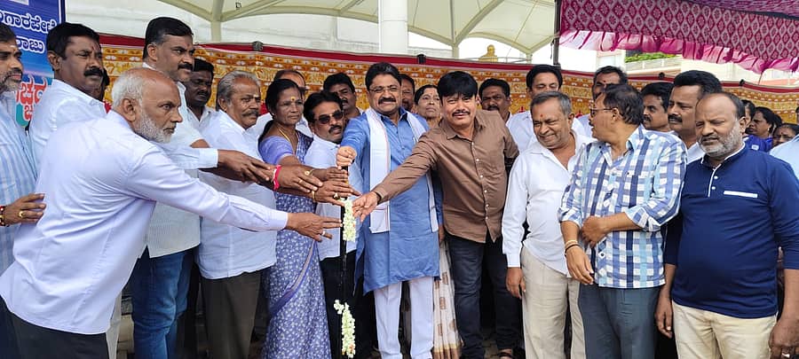 ಬಂಗಾರಪೇಟೆ ಪಟ್ಟಣದಲ್ಲಿ ಅಮೃತ್ 2.0 ಯೋಜನೆಯಡಿ ಕುಡಿಯುವ ನೀರಿನ ಸರಬರಾಜು ಮಾಡುವ ₹14.5 ಕೋಟಿ ವೆಚ್ಚದ ಕಾಮಗಾರಿಗೆ ಶಾಸಕ ಎಸ್.ಎನ್ ನಾರಾಯಣಸ್ವಾಮಿ ಬುಧವಾರ ಭೂಮಿ ಪೂಜೆ ನೆರವೇರಿಸಿದರು