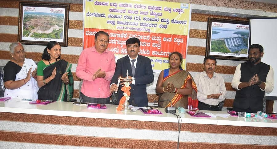 ಕೋಲಾರದಲ್ಲಿ ಬುಧವಾರ ನಡೆದ  ಕಾರ್ಯಾಗಾರವನ್ನು ಜಿಲ್ಲಾ ಕಾನೂನು ಸೇವೆಗಳ ಪ್ರಾಧಿಕಾರದ ಸದಸ್ಯ ಕಾರ್ಯದರ್ಶಿ ನಟೇಶ್ ಆರ್‌. ಉದ್ಘಾಟಿಸಿದರು. ಬಿ.ವಿ.ಗೋಪಿನಾಥ್, ಬೃಂದಾ ಅಡಿಗೆ, ಕಾತ್ಯಾಯಿನಿ ಚಾಮರಾಜ್, ಗಮನ ಶಾಂತಮ್ಮ ಪಾಲ್ಗೊಂಡಿದ್ದರು