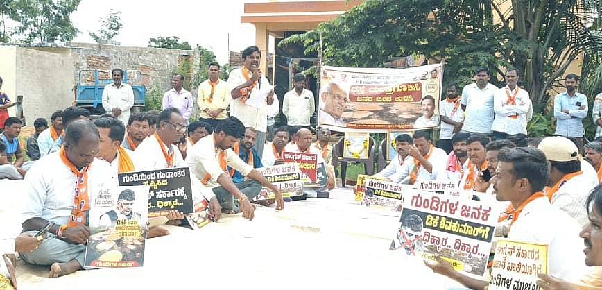 ಕುಕನೂರಿನಲ್ಲಿ ಬಿಜೆಪಿ ಮಂಡಲದ ವತಿಯಿಂದ ರಸ್ತೆ ದುರಸ್ತಿ ಮಾಡುವಂತೆ ಪ್ರತಿಭಟನೆ ಮಾಡಲಾಯಿತು