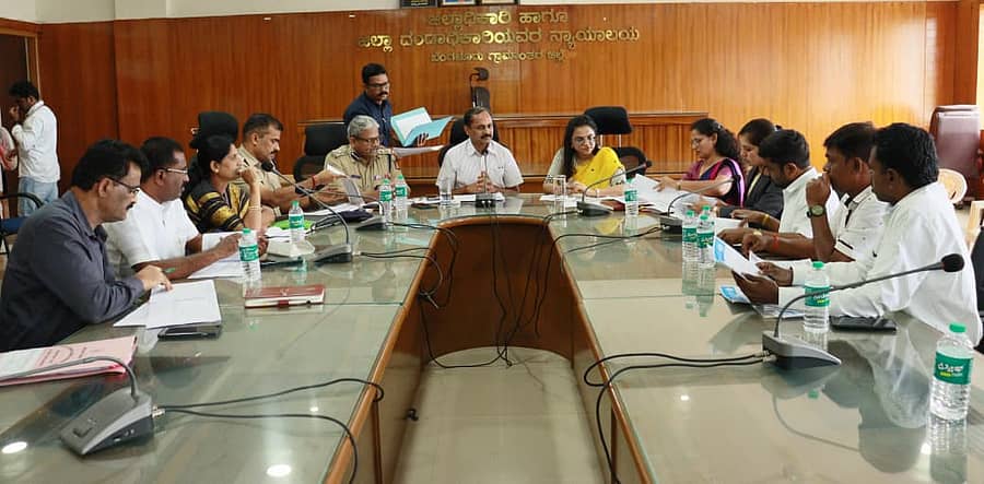 ದೇವನಹಳ್ಳಿ ಜಿಲ್ಲಾಡಳಿತ ಭವನದಲ್ಲಿ ನಡೆದ ಸಭೆಯಲ್ಲಿ ಜಿಲ್ಲಾಧಿಕಾರಿ ಎ.ಬಿ. ಬಸವರಾಜು ಮಾತನಾಡಿದರು