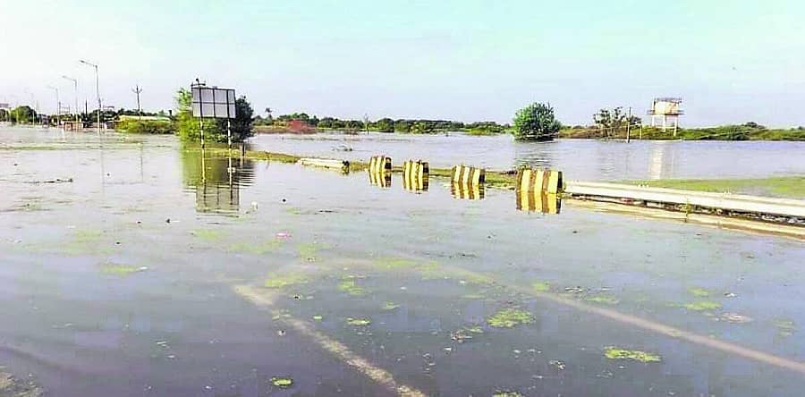 <div class="paragraphs"><p>ವಿಜಯಪುರ – ಸೊಲ್ಲಾಪುರ ರಾಷ್ಟ್ರೀಯ ಹೆದ್ದಾರಿ 52 ಟಾಕಳಿ- ಒಡಕಬಾಳ ನಡುವೆ ಜಲಾವೃತಗೊಂಡಿತ್ತು</p></div>