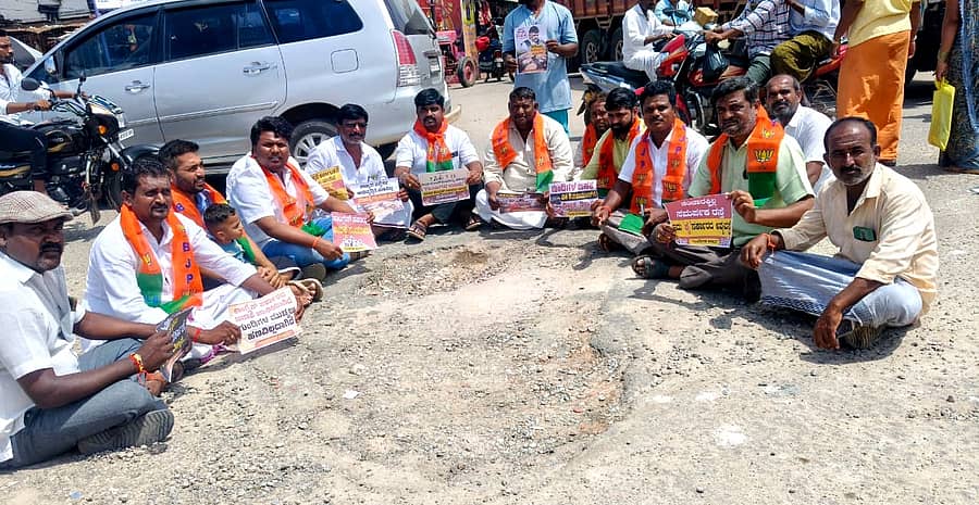 ಕಾರಟಗಿಯಲ್ಲಿ ರಾಜ್ಯ ಹೆದ್ದಾರಿಯಲ್ಲಿ ಗುಂಡಿ ಬಿದ್ದಿರುವ ಸ್ಥಳದಲ್ಲೇ ಬಿಜೆಪಿ ಬುಧವಾರ ಪ್ರತಿಭಟನೆ ನಡೆಸಿತು