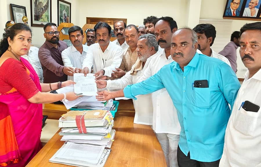 ಅನ್ಯ ಸಮುದಾಯದವರಿಗೆ ಪರಿಶಿಷ್ಟ ಪಂಗಡದ ಜಾತಿ ಪ್ರಮಾಣ ಪತ್ರ ಮತ್ತು ಸಿಂಧುತ್ವ ಪ್ರಮಾಣ ಪತ್ರ ನೀಡಬಾರದು, ಎಸ್.ಟಿ ಪಟ್ಟಿಗೆ ಸೇರಿಸಬಾರದು ಎಂದು ಒತ್ತಾಯಿಸಿ ಮೈಸೂರು ಮತ್ತು ಚಾಮರಾಜನಗರ ಜಿಲ್ಲಾ ನಾಯಕರ ಕ್ಷೇಮಾಭಿವೃದ್ಧಿ ಸಂಘದಿಂದ ಜಿಲ್ಲಾಧಿಕಾರಿ ಶಿಲ್ಪಾನಾಗ್ ಅವರಿಗೆ ಮನವಿ ಸಲ್ಲಿಸಲಾಯಿತು