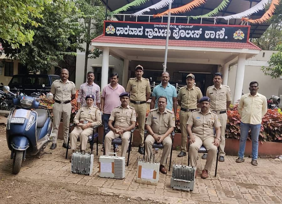 ಆರೋಪಿಗಳಿಂದ ಪೊಲೀಸರು ವಶಪಡಿಸಿಕೊಂಡ ದ್ವಿಚಕ್ರವಾಹನ, ರೆಡಿಯೊ ಹೆಡ್‌, ಬ್ಯಾಂಡ್‌