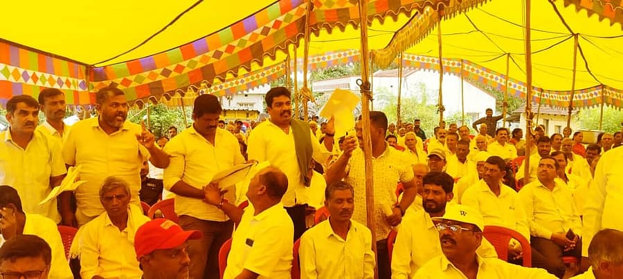 ಬೇಲೂರು ತಾಲ್ಲೂಕಿನ ಇಬ್ಬೀಡು ಪ್ರಾಥಮಿಕ ಕೃಷಿ ಪತ್ತಿನ ಸಹಕಾರ ಸಂಘದಲ್ಲಿ ನಡೆದ ಸರ್ವ ಸದಸ್ಯರ ಸಭೆಯಲ್ಲಿ ಷೇರುದಾರರು, ಆಡಳಿತ ಮಂಡಳಿ ವಿರುದ್ದ ತೀವ್ರ ಆಕ್ರೋಶ ವ್ಯಕ್ತಪಡಿಸಿದರು