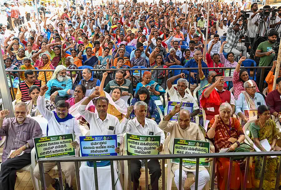 <div class="paragraphs"><p>ಧರ್ಮಸ್ಥಳ ಎಸ್ಐಟಿ ವಿಚಾರಣೆಗೆ ಸಂಬಂಧಿಸಿದಂತೆ ಸರ್ಕಾರ ಜನಪರ ಕಾಳಜಿ ವಹಿಸಬೇಕೆಂದು ಆಗ್ರಹಿಸಿ ಧರ್ಮಸ್ಥಳ ದೌರ್ಜನ್ಯ ವಿರೋಧಿ ವೇದಿಕೆಯ ಸದಸ್ಯರು ಸ್ವಾತಂತ್ರ್ಯ ಉದ್ಯಾನದಲ್ಲಿ ಗುರುವಾರ ಪ್ರತಿಭಟನೆ ನಡೆಸಿದರು</p></div>