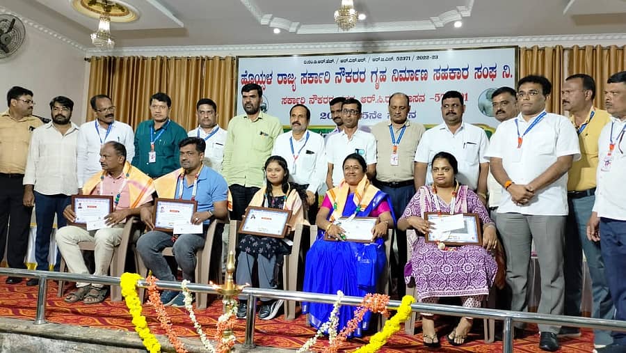 ಹಾಸನದ ವಿಶ್ವೇಶ್ವರಯ್ಯ ಭವನದಲ್ಲಿ ನಡೆದ ಕಾರ್ಯಕ್ರಮದಲ್ಲಿ ಪ್ರತಿಭಾವಂತ ವಿದ್ಯಾರ್ಥಿಗಳು, ಉತ್ತಮ ಸೇವೆ ಸಲ್ಲಿಸಿದ ಸರ್ಕಾರಿ ನೌಕರರನ್ನು ಸನ್ಮಾನಿಸಲಾಯಿತು