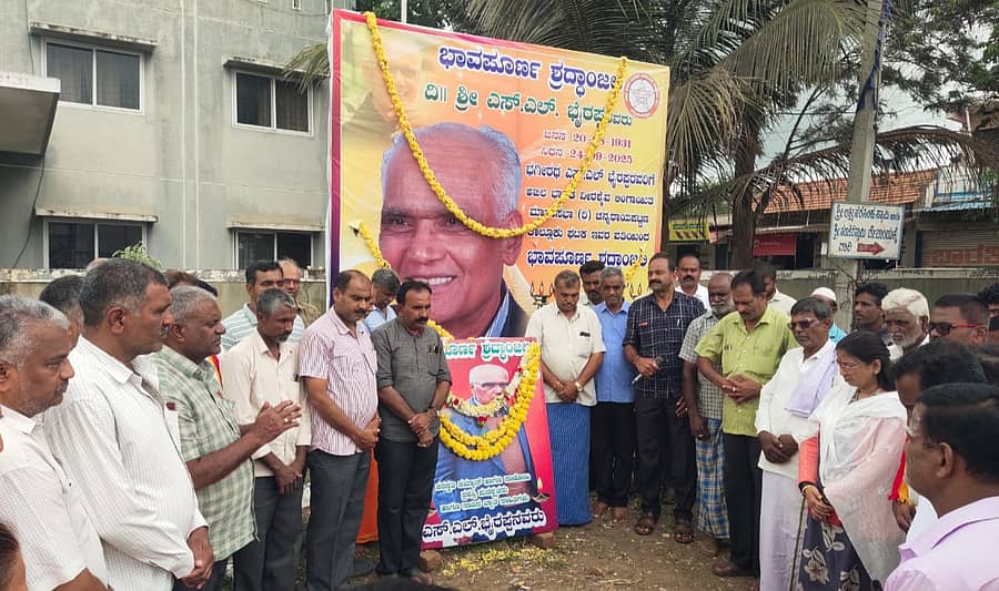 ನುಗ್ಗೇಹಳ್ಳಿಯಲ್ಲಿ ವಿವಿಧ ಸಂಘ ಸಂಸ್ಥೆಗಳು ಹಾಗೂ ಗ್ರಾಮಸ್ಥರು ಗುರುವಾರ ಭೈರಪ್ಪನವರಿಗೆ ಶ್ರದ್ಧಾಂಜಲಿ ಅರ್ಪಿಸಿದರು.