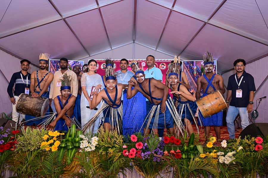 ನಂಜನಗೂಡಿನ ಶ್ರೀಕಂಠೇಶ್ವರ ದೇವಾಲಯದ ಆವರಣದಲ್ಲಿ ದಸರಾ ಪ್ರಯುಕ್ತ ಕಾರ್ಯಕ್ರಮ ಪ್ರಸ್ತುತಪಡಿಸಿದ ಸವಿಗಾನ ಲಹರಿ ಸುಗಮ ಸಂಗೀತ ಶಾಲೆಯ ಟಿ.ರಾಜರಾಮನ್ ಮತ್ತು ತಂಡ ಹಾಗೂ ಗುಜರಾತ್ ರಾಜ್ಯದ ಜನಪದ ತಂಡ