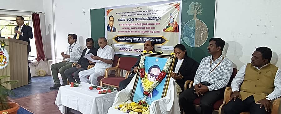 ರಾಣೆಬೆನ್ನೂರಿನ ಕೆ.ಎಲ್.ಇ. ಸಂಸ್ಥೆಯ, ರಾಜ-ರಾಜೇಶ್ವರಿ ಕಲಾ ಮತ್ತು ವಾಣಿಜ್ಯ ಮಹಿಳಾ ಮಹಾವಿದ್ಯಾಲಯದಲ್ಲಿ ಕಾನೂನು ಅರಿವು ನೆರವು ಕಾರ್ಯಕ್ರಮದಲ್ಲಿ ಅಪರ ಸರ್ಕಾರಿ ವಕೀಲ ಟಿ. ಎಸ್. ಜಂಗರಡ್ಡೇರ ಮಾತನಾಡಿದರು