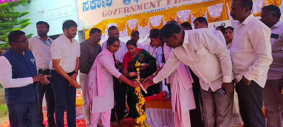 ಕೆಜಿಎಫ್‌ ಸರ್ಕಾರಿ ಪ್ರಥಮ ದರ್ಜೆ ಕಾಲೇಜಿನಲ್ಲಿ ಮಂಗಳವಾರ ನಡೆದ ವಿದ್ಯಾ ನಿಧಿ ಯೋಜನೆ ನೋಂದಣಿ ಕಾರ್ಯಕ್ರಮವನ್ನು ಶಾಸಕಿ ಎಂ.ರೂಪಕಲಾ ಉದ್ಘಾಟಿಸಿದರು. ಜಿಲ್ಲಾ ಕೌಶಲ ಅಭಿವೃದ್ಧಿ ಅಧಿಕಾರಿ ಶ್ರೀನಿವಾಸ್‌, ರಾಧಾಕೃಷ್ಣರೆಡ್ಡಿ, ಪ್ರೊ.ನಾರಾಯಣ್‌ ಇದ್ದರು