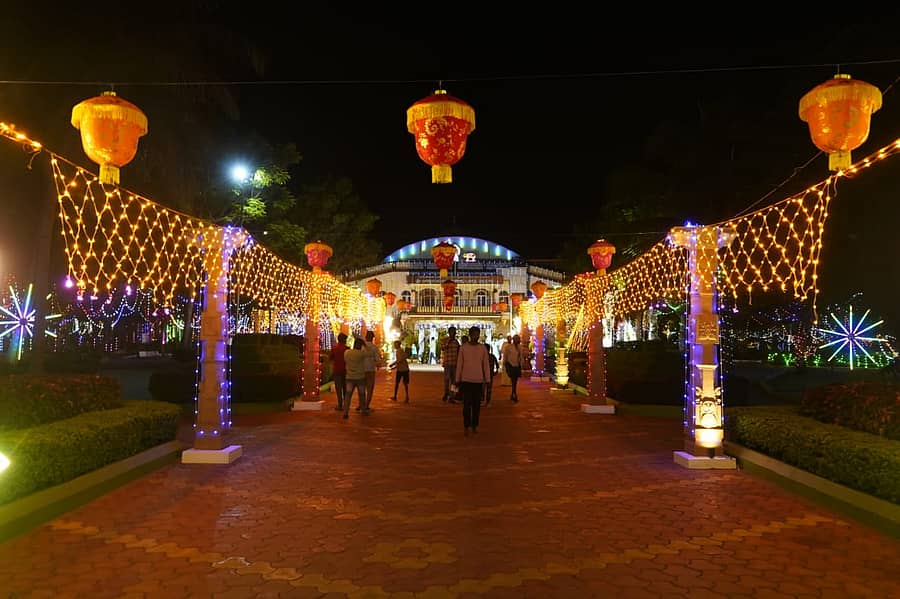 ಚಿತ್ರದುರ್ಗದಲ್ಲಿ ಶರಣ ಸಂಸ್ಕೃತಿ ಉತ್ಸವದ ಅಂಗವಾಗಿ ಮುರುಘರಾಜೇಂದ್ರ ಬೃಹನ್ಮಠದ ಅಂಗಳವು ದೀಪಾಲಂಕಾರದಿಂದ ಕಂಗೊಳಿಸುತ್ತಿರುವುದು
ಪ್ರಜಾವಾಣಿ ಚಿತ್ರ: ಚಂದ್ರಪ್ಪ ವಿ.