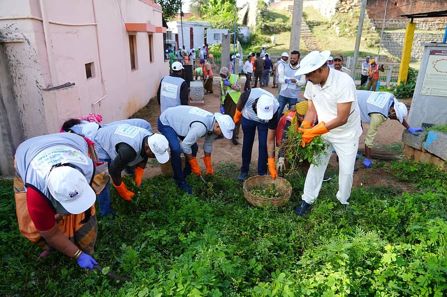 ದೇವನಹಳ್ಳಿ ಪಟ್ಟಣದ ಐತಿಹಾಸಿಕ ಕೋಟೆ ಪ್ರದೇಶದಲ್ಲಿ ‘ಸ್ವಚ್ಛತಾ ಹಿ ಸೇವಾ’ ಅಭಿಯಾನದ ಭಾಗವಾಗಿ ಹಮ್ಮಿಕೊಂಡಿದ್ದ ಶ್ರಮದಾನಕ್ಕೆ ಕೈ ಜೋಡಿಸಿದ ಜಿಲ್ಲಾಧಿಕಾರಿ ಎ.ಬಿ.ಬಸವರಾಜು 