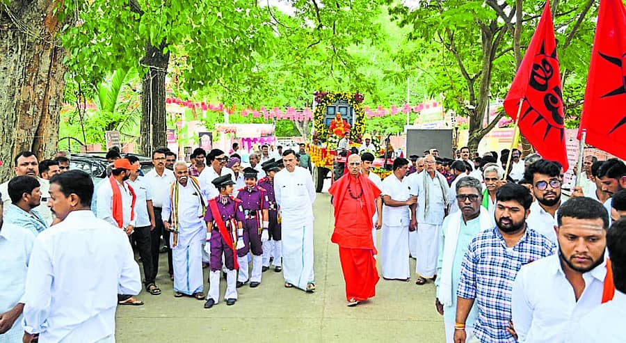 <div class="paragraphs"><p>ಹೊಸದುರ್ಗದ ಸಾಣೇಹಳ್ಳಿಯಲ್ಲಿ ಶಿವುಕುಮಾರ ಶಿವಾಚಾರ್ಯ ಸ್ವಾಮೀಜಿ ಅವರ ಭಾವಚಿತ್ರದ (ಮೂರ್ತಿ) ಮೆರವಣಿಗೆ ನಡೆಯಿತು</p></div>