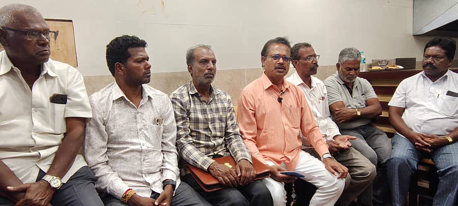 ಕೆಜಿಎಫ್ ರಾಬರ್ಟ್ಸನ್ಪೇಟೆಯಲ್ಲಿ ಕಾರ್ಮಿಕ ಮುಖಂಡ ಕೆ.ರಾಜೇಂದ್ರನ್ ಬುಧವಾರ ಪತ್ರಿಕಾಗೋಷ್ಠಿಯಲ್ಲಿ ಮಾತನಾಡಿದರು. ಪಾಂಡ್ಯನ್, ಸುಡರ್, ರಾಜಶೇಖರ್ ಇದ್ದರು