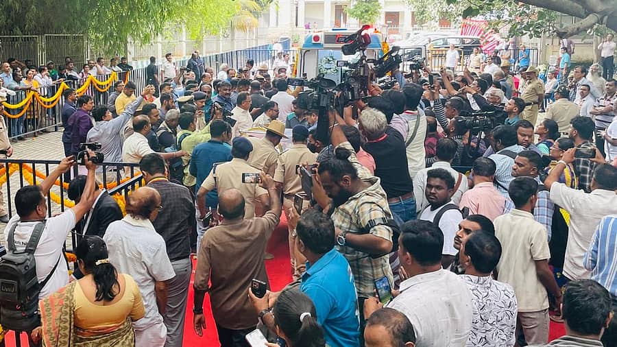 <div class="paragraphs"><p>ಎಸ್.ಎಲ್. ಭೈರಪ್ಪನವರ ಪಾರ್ಥಿವ ಶರೀರವನ್ನು ಹೊತ್ತ ಅಂಬ್ಯುಲೆನ್ಸ್ ರವೀಂದ್ರ ಕಲಾಕ್ಷೇತ್ರದಿಂದ ಮೈಸೂರಿನತ್ತ ಹೊರಟಿತು.</p></div>