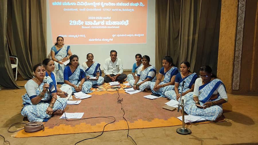 ಸಾಗರಕ್ಕೆ ಸಮೀಪದ ಹೊನ್ನೇಸರ ಗ್ರಾಮದ ಶ್ರಮಜೀವಿ ಆಶ್ರಮದಲ್ಲಿ ಬುಧವಾರ ಚರಕ ವಿವಿಧೋದ್ದೇಶ ಕೈಗಾರಿಕಾ ಸಹಕಾರ ಸಂಘದ ಸರ್ವ ಸದಸ್ಯರ ಸಭೆ ನಡೆಯಿತು