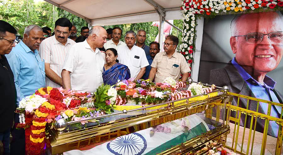 ಮೈಸೂರಿನ ಕಲಾಮಂದಿರದಲ್ಲಿ ಗುರುವಾರ ಪ್ರೊ.ಎಸ್.ಎಲ್.ಭೈರಪ್ಪ ಅವರ ಪಾರ್ಥೀವ ಶರೀರದ ದರ್ಶನ ಪಡೆದ ಅವರ ಪುತ್ರರಾದ ಎಸ್.ಬಿ.ರವಿಶಂಕರ್, ಎಸ್.ಬಿ.ಉದಯಶಂಕರ್ ಭಾವುಕರಾದರು. ವಾಗ್ಮಿ ಪ್ರೊ.ಎಂ.ಕೃಷ್ಣೇಗೌಡ, ಭೈರಪ್ಪ ಸಾಹಿತ್ಯ ಪ್ರತಿಷ್ಠಾನದ ಅಧ್ಯಕ್ಷ ಜಿ.ಎಲ್.ಶೇಖರ್ ಪಾಲ್ಗೊಂಡಿದ್ದರು