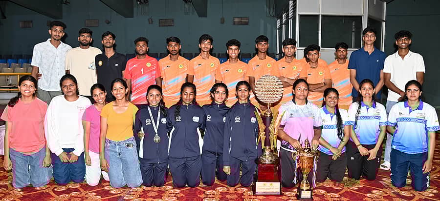 <div class="paragraphs"><p>ಮೈಸೂರಿನಲ್ಲಿ ಗುರುವಾರ ಮುಕ್ತಾಯಗೊಂಡ ‘ಸಿ.ಎಂ. ಕಪ್’ ರಾಜ್ಯ ಮಟ್ಟದ ದಸರಾ ಕ್ರೀಡಾಕೂಟದ ಸಮಗ್ರ ಚಾಂಪಿಯನ್ಸ್ ಬೆಂಗಳೂರು ನಗರ ವಿಭಾಗ ತಂಡ ಪ್ರಶಸ್ತಿಯೊಂದಿಗೆ. </p></div>