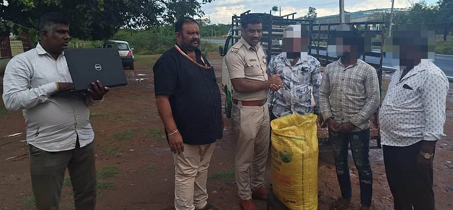 ಸಂತೇಮರಹಳ್ಳಿಯಲ್ಲಿ ಅಕ್ರಮವಾಗಿ ಪಡೀತರ ಅಕ್ಕಿ ಸಾಗಾಣೆ ಮಾಡುತ್ತಿದ್ದ ವ್ಯಕ್ತಿಯನ್ನು ಸಂತೇಮರಹಳ್ಳಿ ಪೊಲೀಸರು ವಶಪಡಿಸಿಕೊಂಡರು.